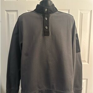 New Condition UNTUCKit Cotton pullover shirt
Black & Gray
Size L